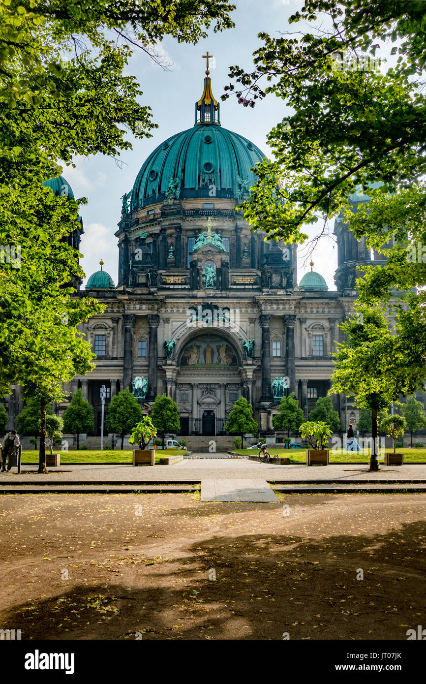 Cathédrale de Berlin, Berliner Dom, de l'Allemagne à travers les arbres du parc Lustgarten Banque D'Images