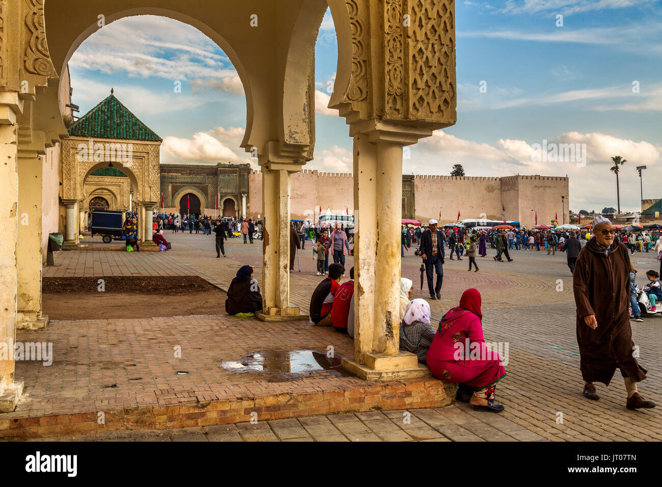 Scène de la vie de la rue. La porte Bab Mansour ou Bab El Aleuj Masour-porte, la place Lahdim. Ancienne cité impériale porte construite en 1732 par Moulay Abdallah, Meknès. Maroc Banque D'Images