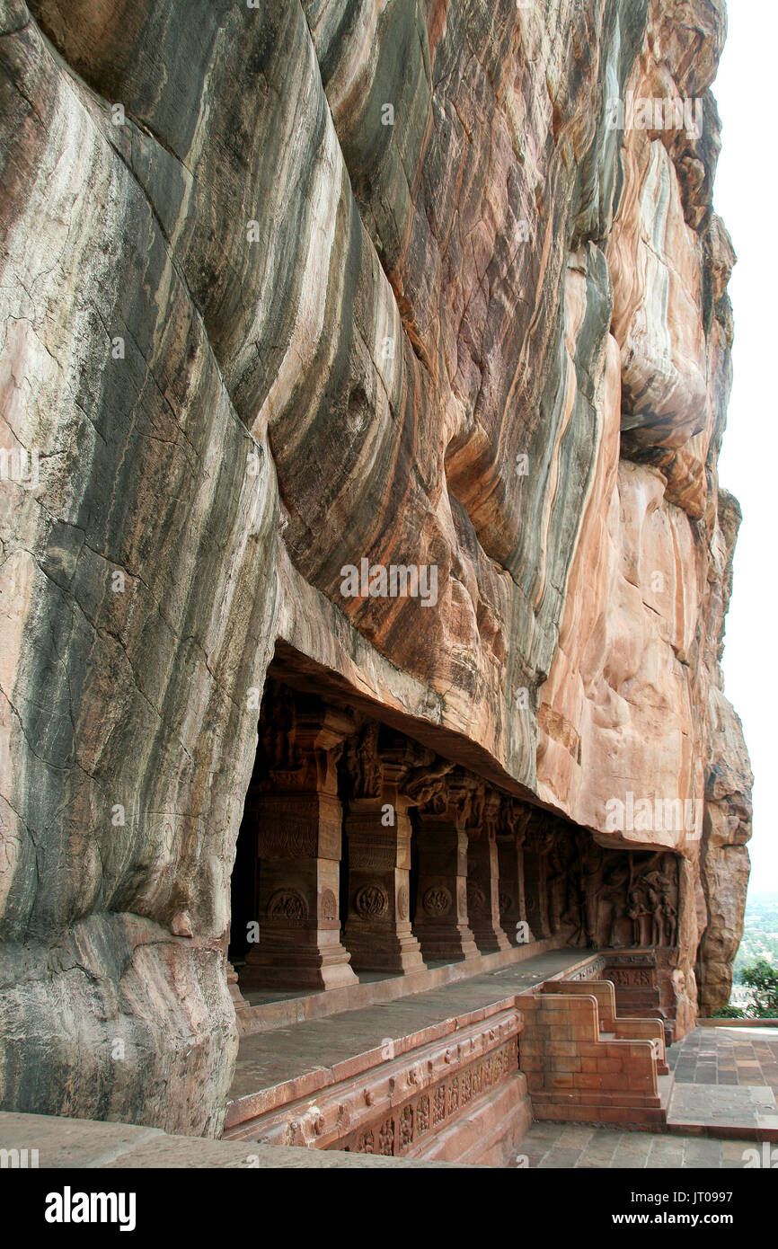 Cave temple coupe sous énorme rocher à Badami, Karnataka, Inde, Asie Banque D'Images