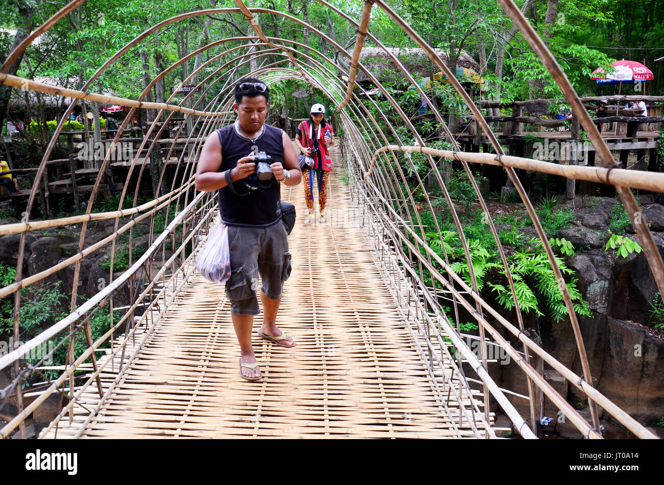 Thai l'homme et la femme les gens voyagent et qui posent sur la photo prise en bois et bambou Suspension Bridge à Tad Pha Suam cascades le 2 mai 2015 à Pakse, Banque D'Images