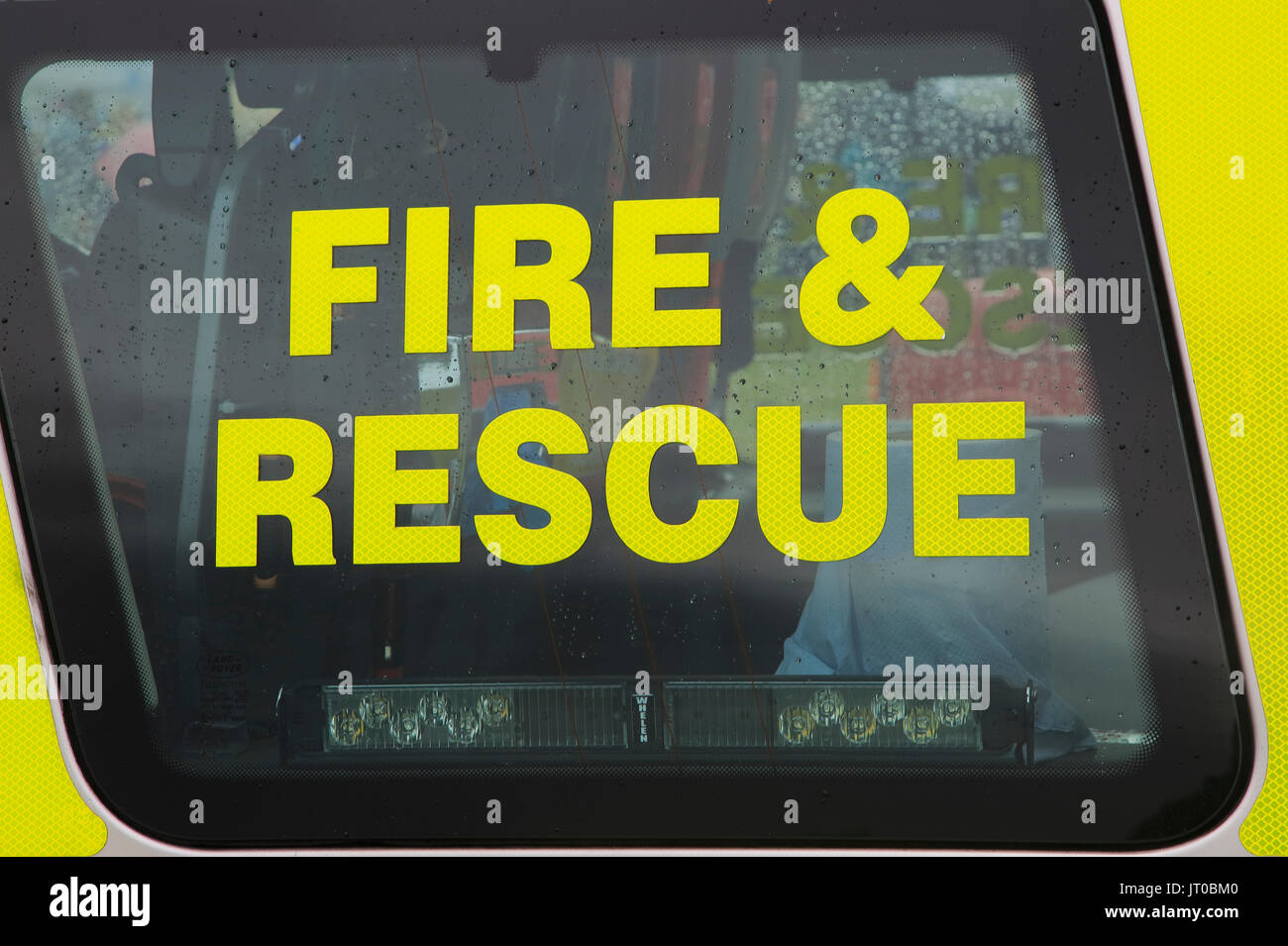 Près des services d'incendie et de secours signe sur les services d'urgence véhicule, UK Banque D'Images Près des services d'incendie et de secours signe sur les services d'urgence véhicule, UK Banque D'Images