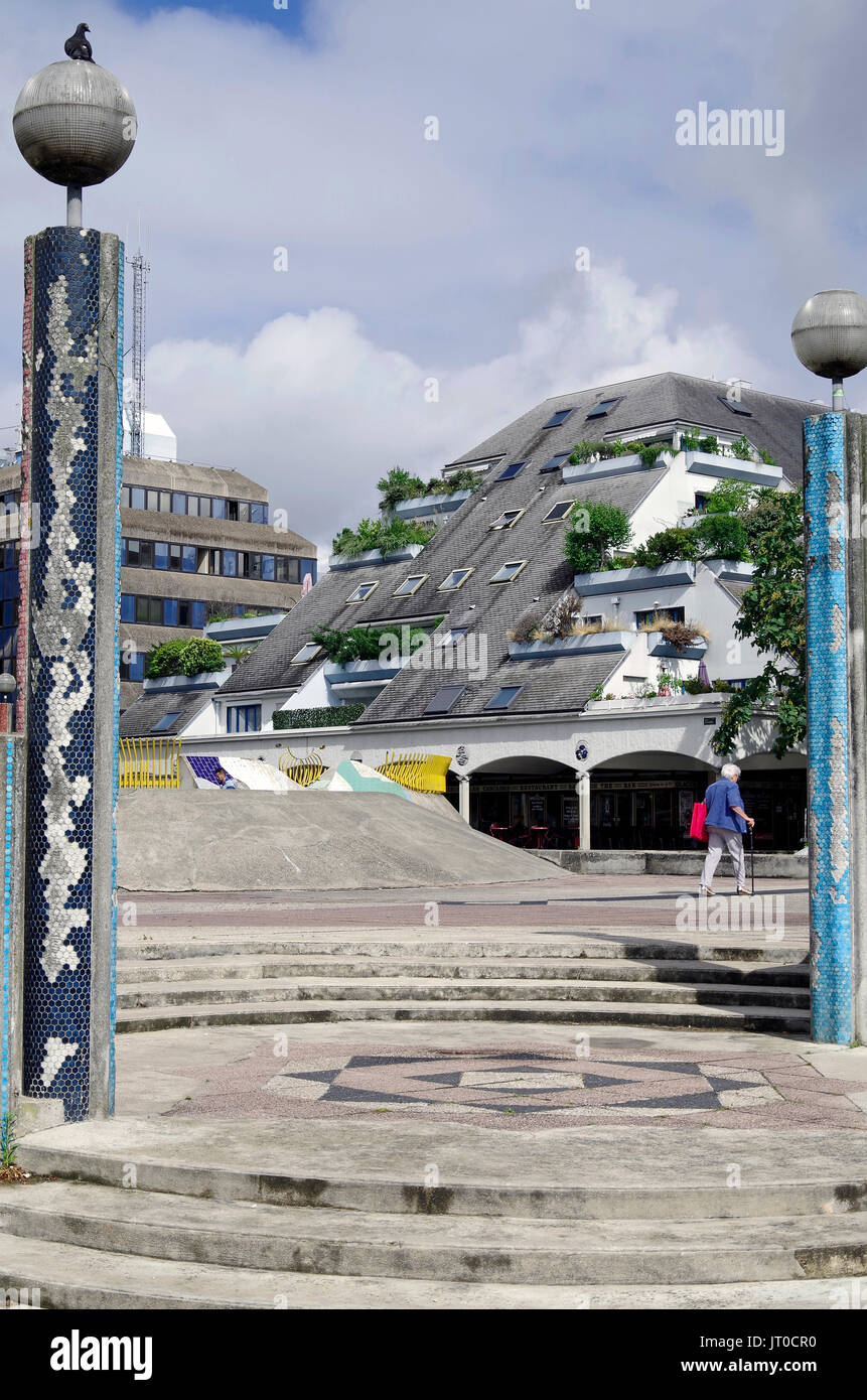 L'Esplanade de la Commune de Paris, Noisy-le-Grand, vue nord-ouest de niveau supérieur de l'esplanade, combinaison d'appartements et de bureaux, Banque D'Images