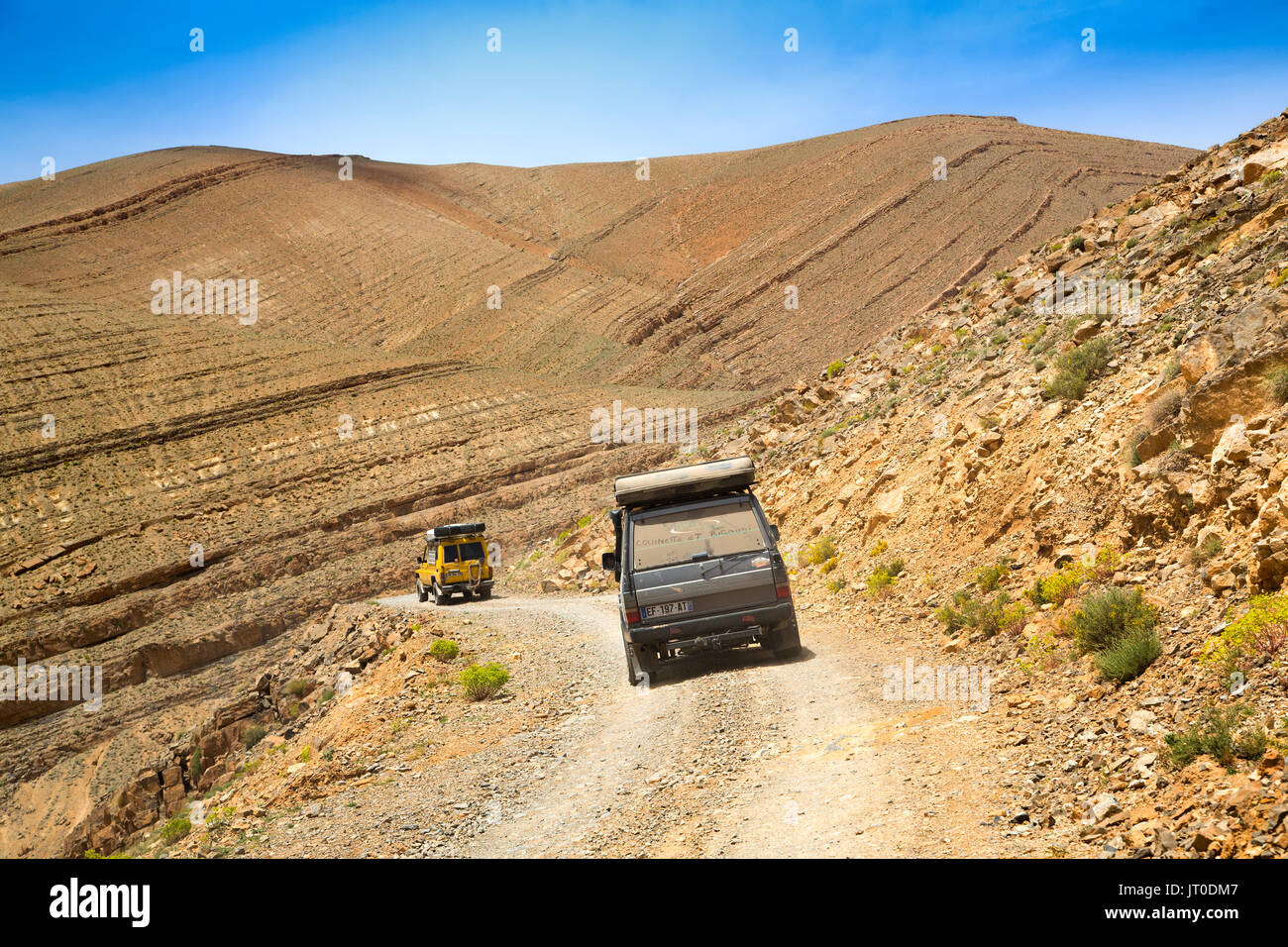 Paysage. Un véhicule tout-terrain, route de montagne en mauvais état. Vallée du Dadès, Gorges du Dadès, Haut Atlas. Le Maroc, Maghreb, Afrique du Nord Banque D'Images