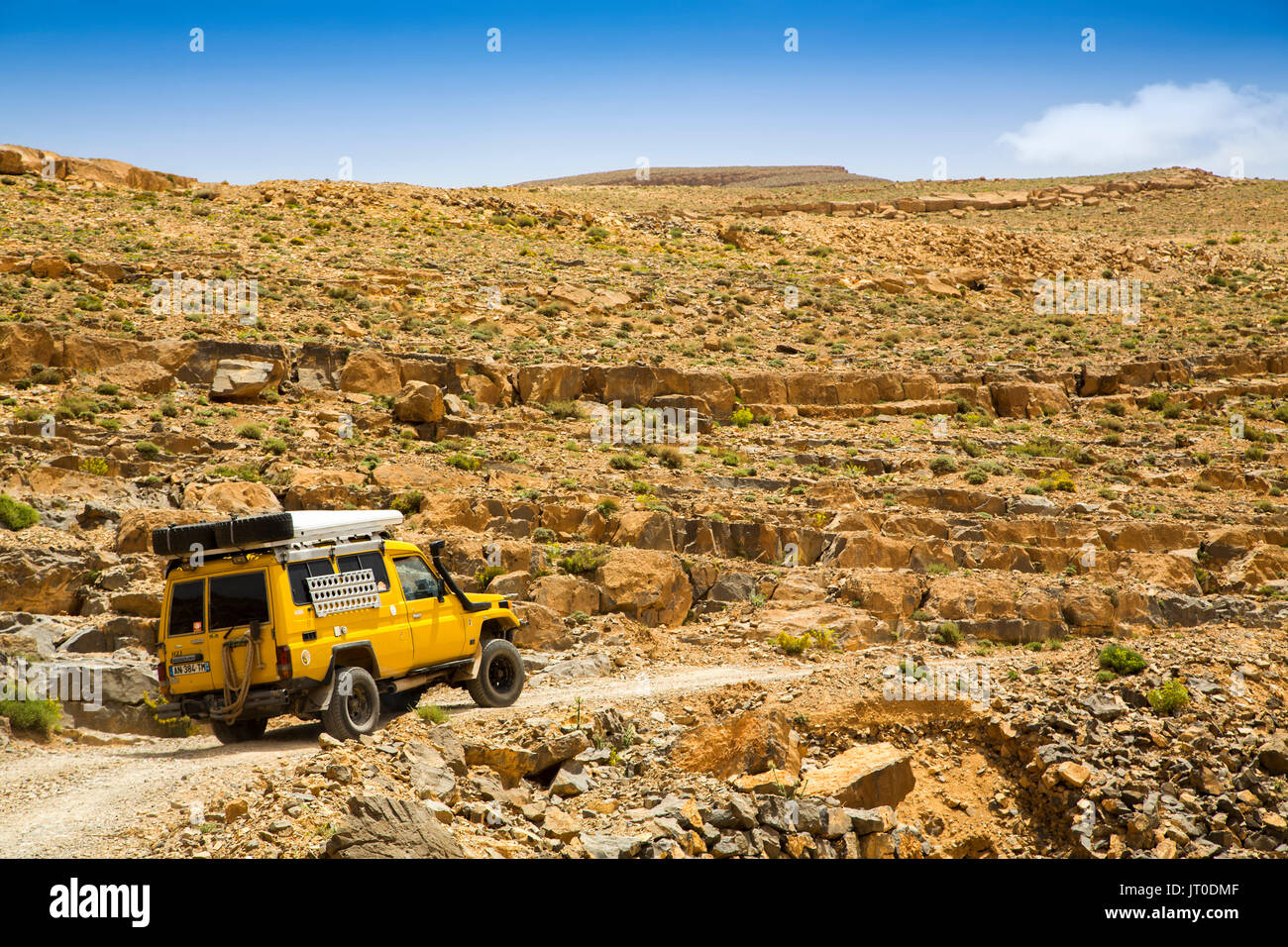 Paysage. Un véhicule tout-terrain, route de montagne en mauvais état. Vallée du Dadès, Gorges du Dadès, Haut Atlas. Le Maroc, Maghreb, Afrique du Nord Banque D'Images