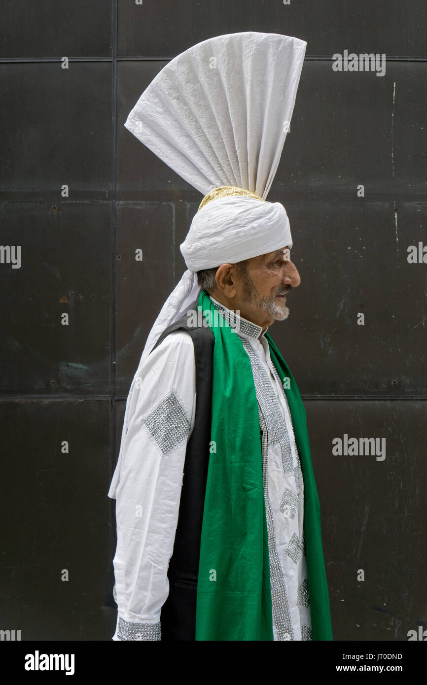 Un homme pakistanais dans un chapeau traditionnel au Pakistan Day Parade à  Manhattan, New York City Photo Stock - Alamy