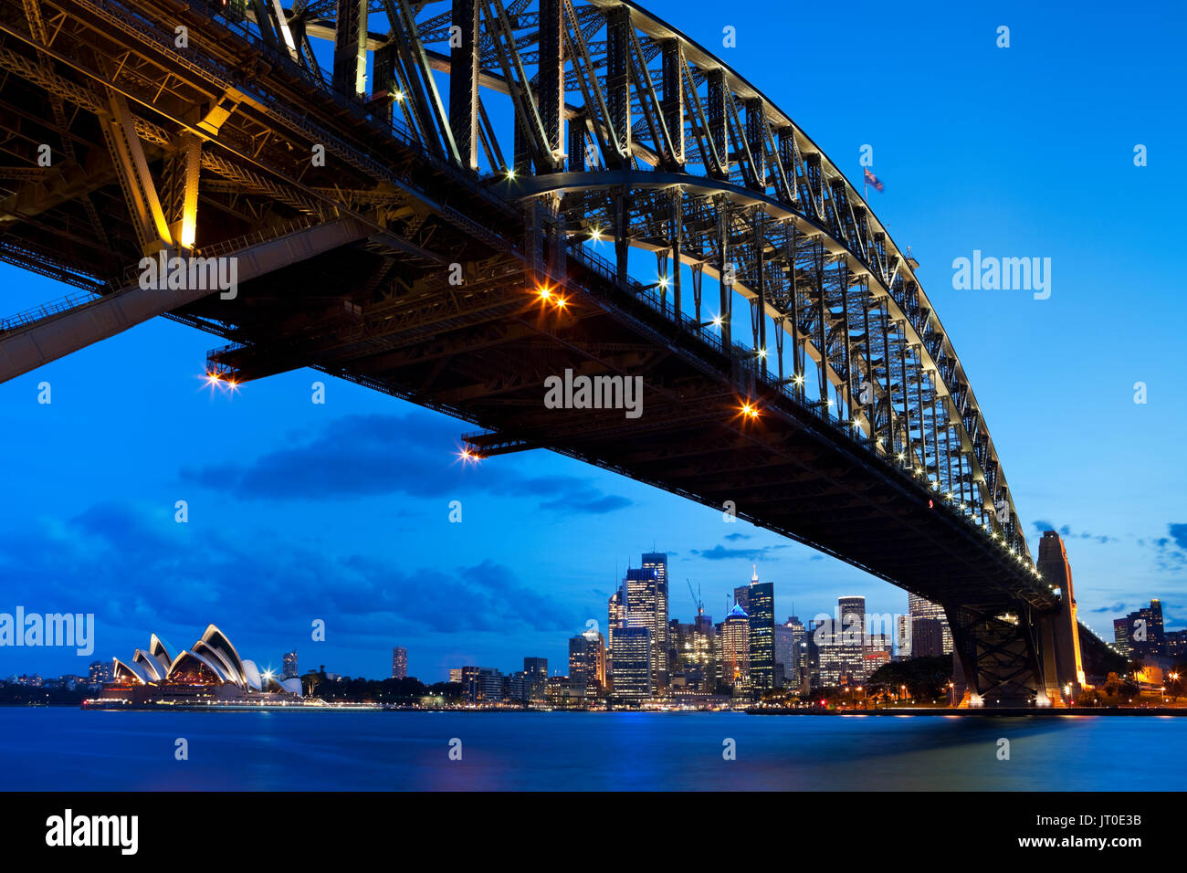 Le Harbour Bridge, l'Opéra de Sydney et le quartier central des affaires de Sydney. Photographié au crépuscule. Banque D'Images