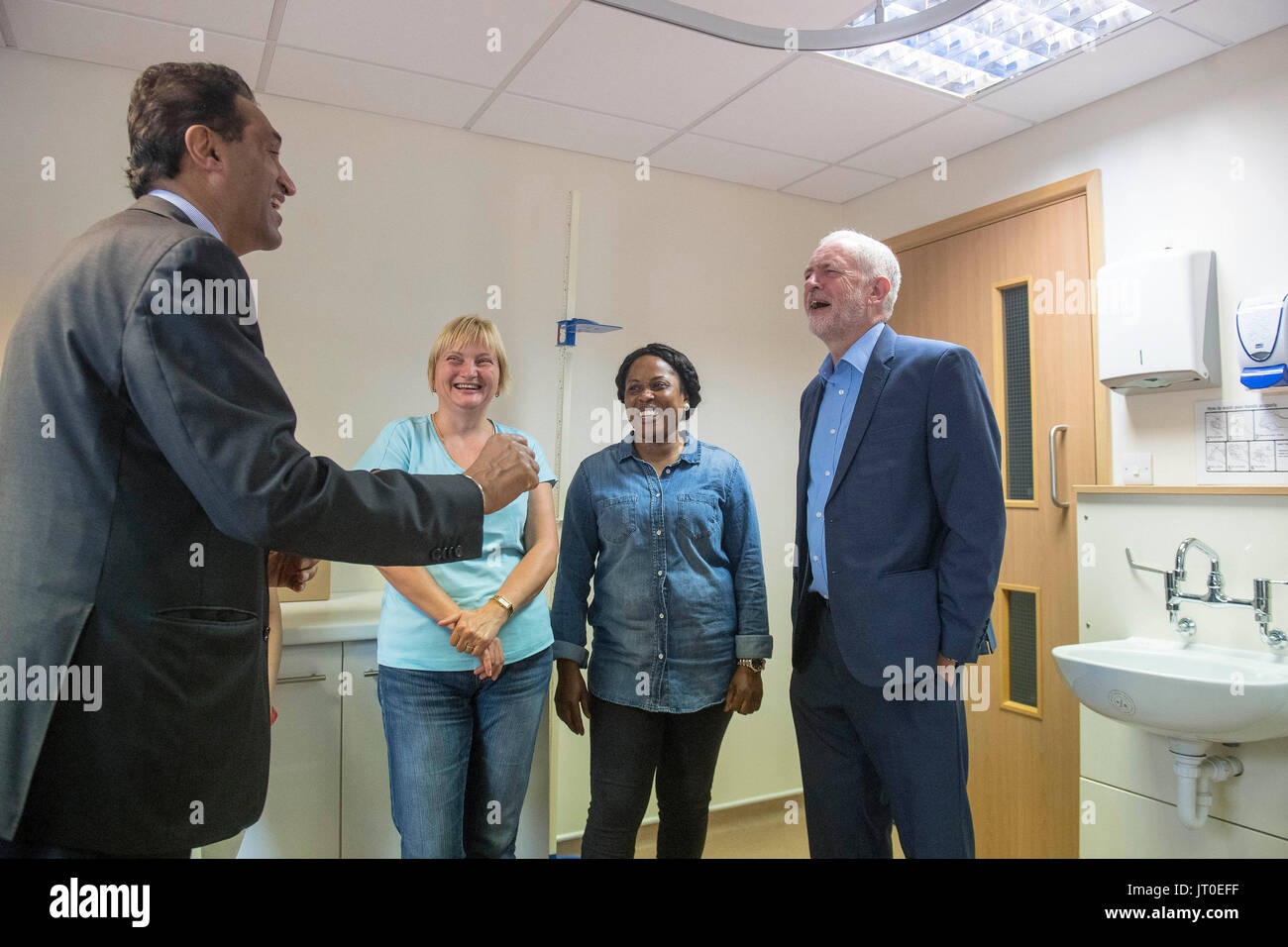 Leader du travail parle de Dr Jeremy Corbyn Onkar Sahota suis (à gauche) et phlébotomistes stagiaire au cours d'une visite à la famille dans la pratique de la santé Somerset Southall, Londres. Banque D'Images