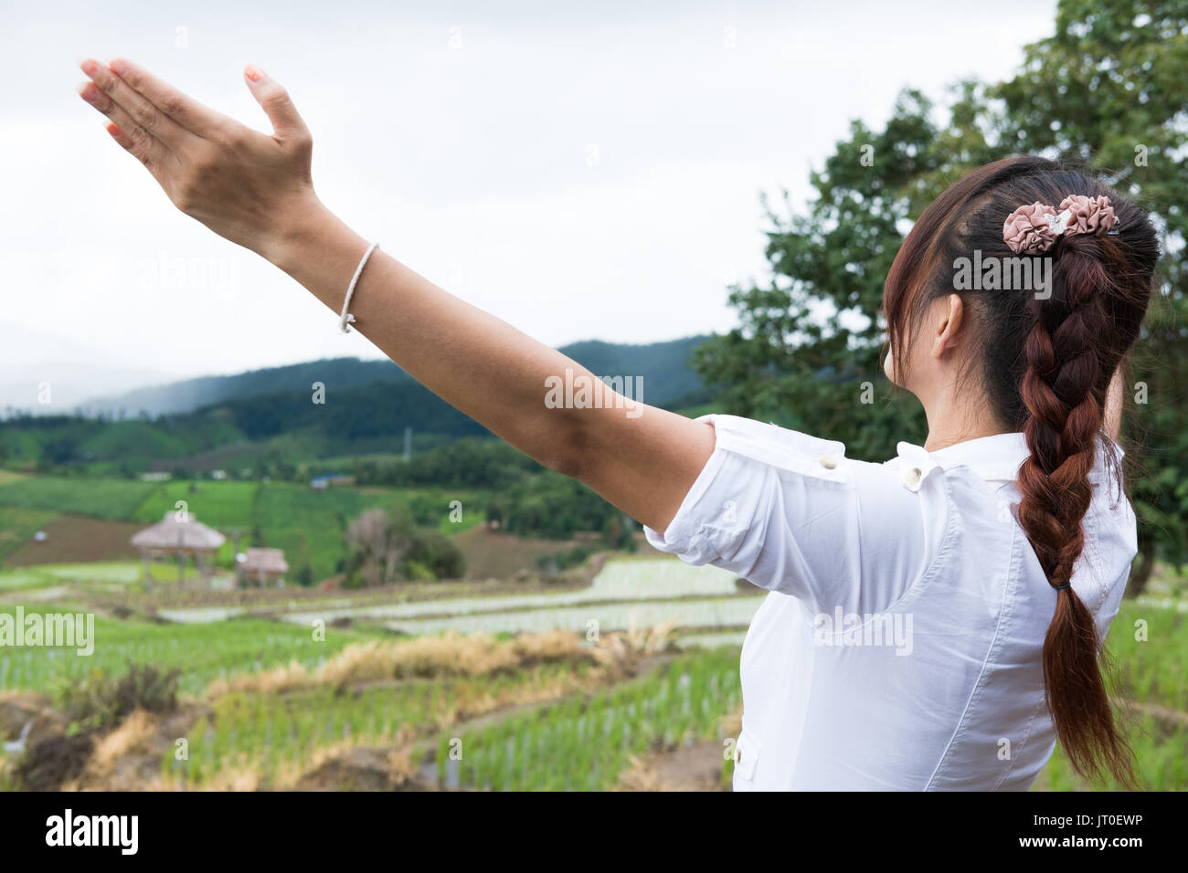 Jeune femme élever sa part de bonheur au champ de riz vert sur la terrasse l'mountain valley. meilleur regarde belle nature paysage. Banque D'Images