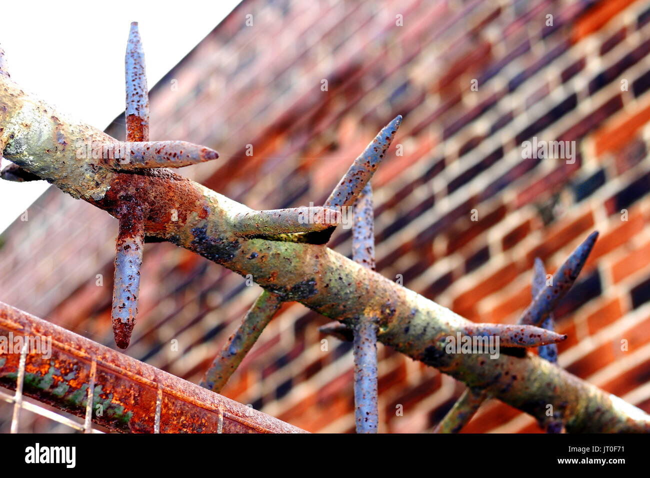 Cercle vicieux à la monte en haut d'une porte derrière une unité industrielle dans la région de Sheffield, South Yorkshire Banque D'Images