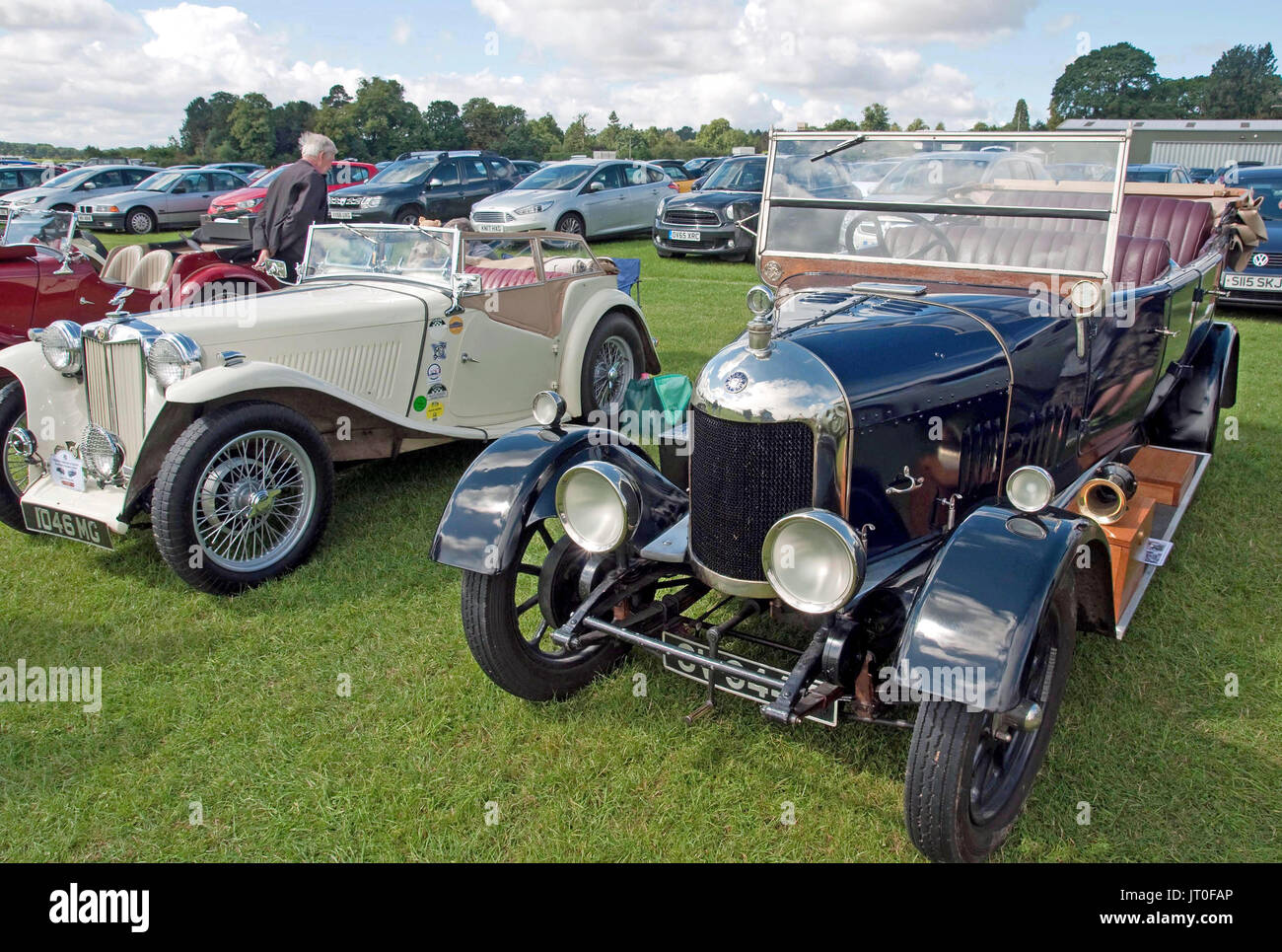 Un millésime 1940 MG Midget TC (à gauche) et un Morris Oxford Bullnose construit au début des années 1920 Banque D'Images