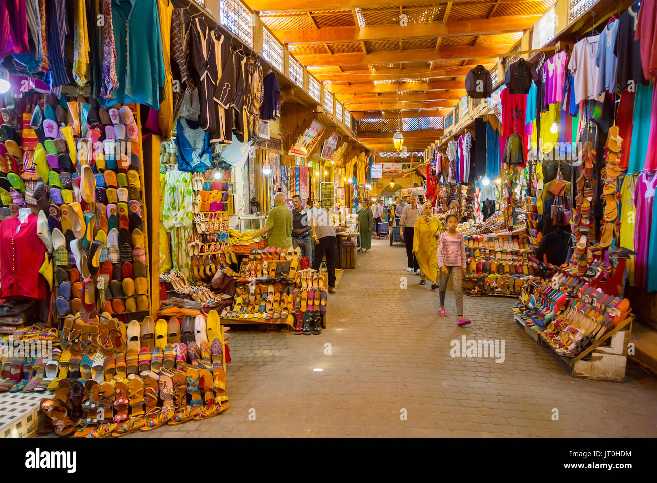 Scène de la vie de la rue. Souk, Médina de Fès, Fes el Bali. Le Maroc, Maghreb, Afrique du Nord Banque D'Images