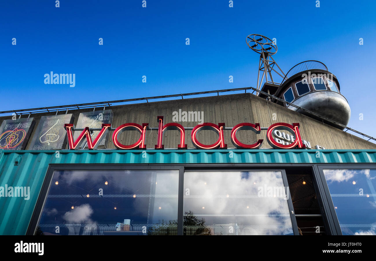 Londres Southbank Wahaca Mexican Food Market Restaurant avec, derrière elle, le prix de Londres bateau sur le toit du Queen Elizabeth Hall Banque D'Images