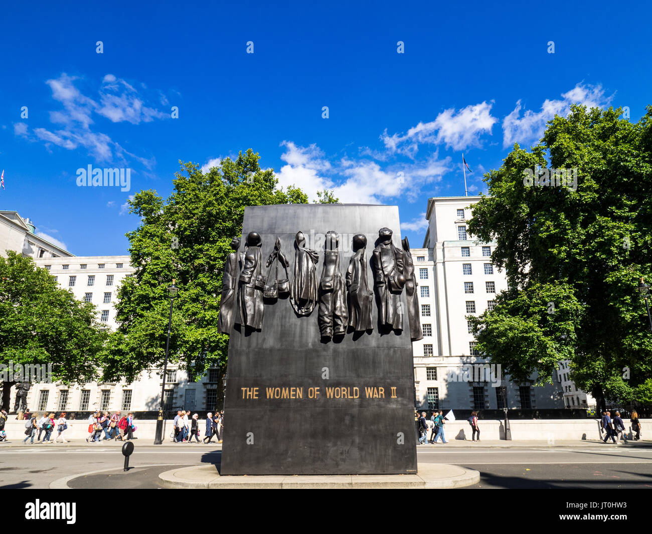 Monument à la femme de la Seconde Guerre mondiale est un monument commémoratif de guerre situé sur Whitehall à Londres. John Mills était sculpteur. Consacré en 2005. Banque D'Images