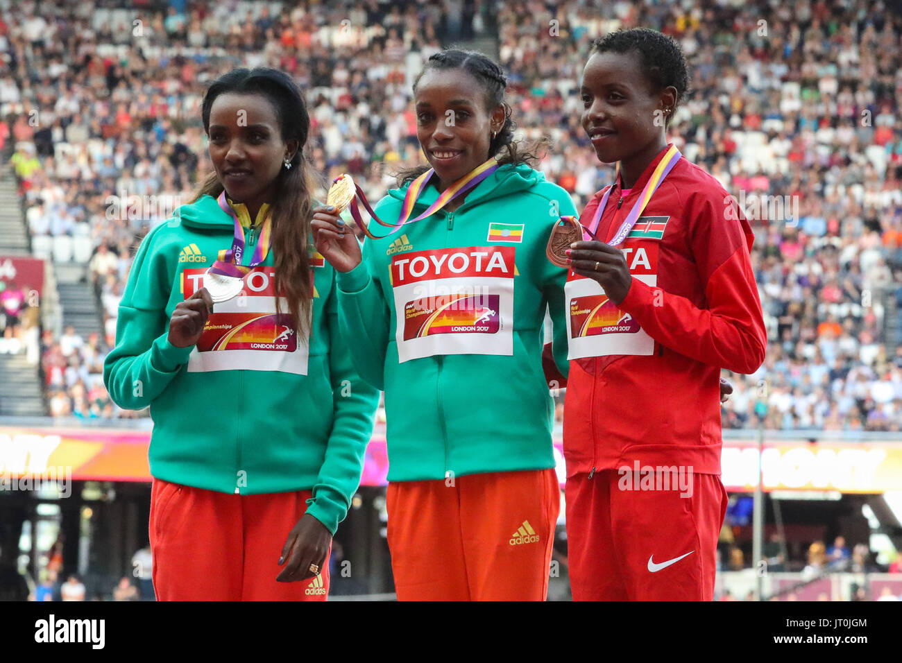 Londres, le 06 août 2017. Almaz Ayana de l'Éthiopie, médaillé d'or dans l'épreuve féminine du 10 000m se dresse sur le podium avec Tirunesh Dibaba, l'Éthiopie (argent) et l'Agnes Jebet Tirop du Kenya (bronze) sur la troisième journée du Championnat du monde 2017 de l'IAAF de Londres au London Stadium. © Paul Davey. Banque D'Images