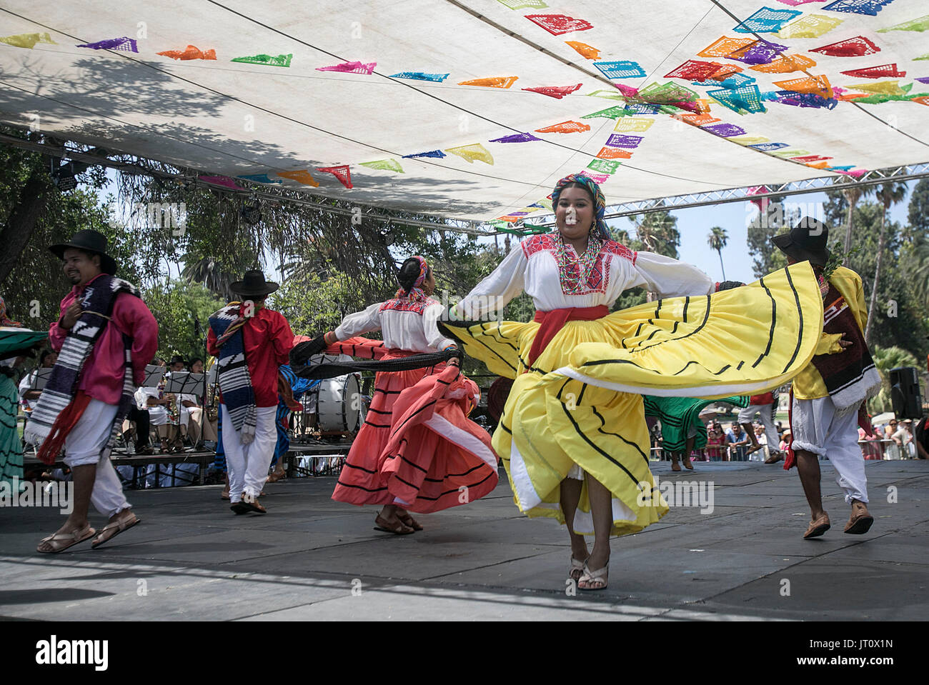 Los Angeles, USA. 6e août, 2017. Les gens en costume traditionnel de la danse au cours de la Guelaguetza Festival de Los Angeles, aux États-Unis, sur le 6 août 2017. Le Gulaguetza Festival est une fête traditionnelle annuelle que les centres à conserver l'importance historique et culturelle de la population autochtone de l'état d'Oaxaca, au Mexique. Credit : Javier Rojas/Xinhua/Alamy Live News Banque D'Images