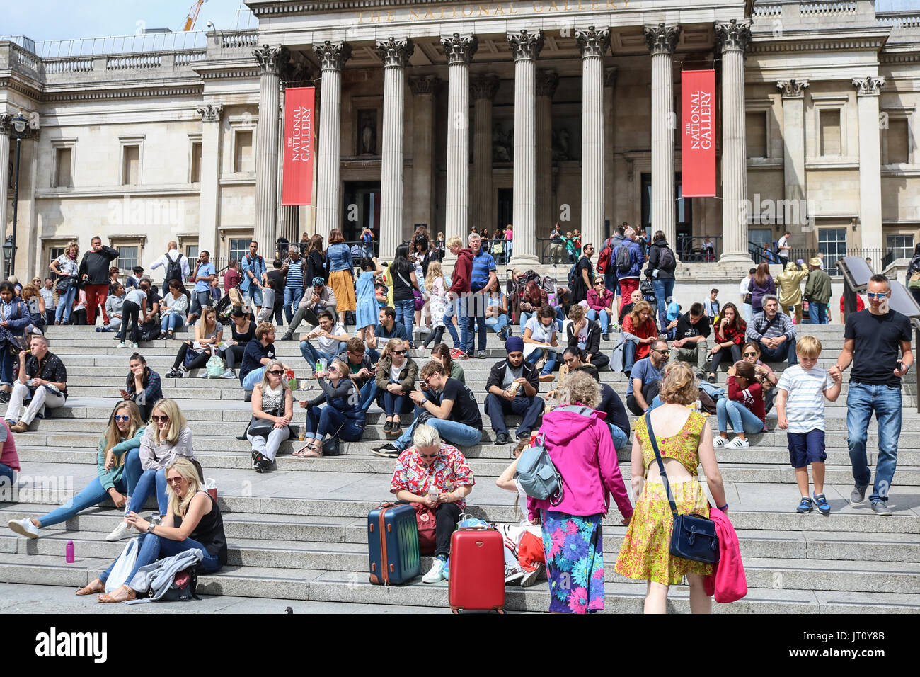 Londres, Royaume-Uni. 7e août, 2017. Les touristes profiter du beau temps à Trafalgar Square avec une légère tempratures dans le capital Crédit : amer ghazzal/Alamy Live News Banque D'Images