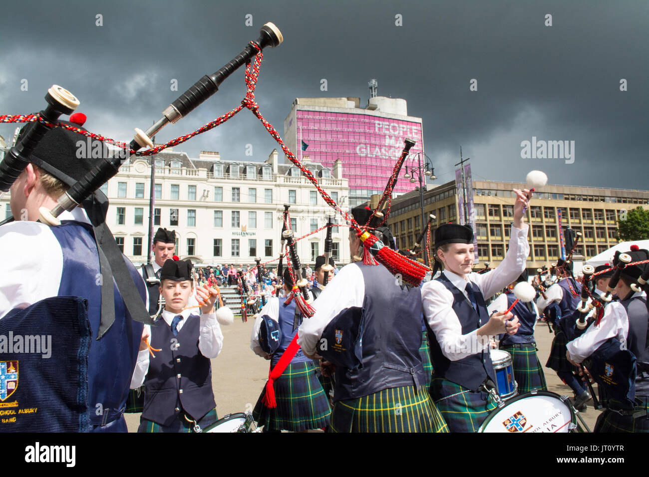 George Square, Glasgow, Ecosse, Royaume-Uni. 7e août, 2017 En direct de la tuyauterie ! - Le Festival International du Glasgow a commencé aujourd'hui un jour de très fortes averses. Pipe Bands de partout dans le monde sera sur scène et à la compétition de la semaine sac long festival du tuyau de la perspective de la Coupe du monde de Pipe Band Championships a également tenu à Glasgow le 11 et 12 août Crédit : Kay Roxby/Alamy Live News Banque D'Images