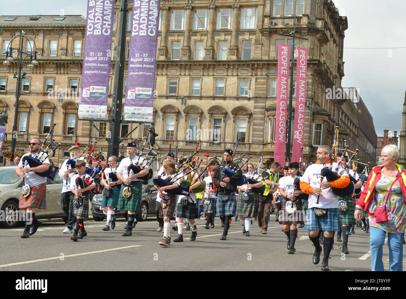 George Square, Glasgow, Ecosse, Royaume-Uni. 7e août, 2017 En direct de la tuyauterie ! - Le Festival International du Glasgow a commencé aujourd'hui un jour de très fortes averses. La tuyauterie en direct ! Big Band (vu ici) formé de pipers et concurrents internationaux ont défilé dans le centre-ville afin de recueillir des fonds pour le Children's Hospital de Glasgow la charité. Pipe Bands de partout dans le monde sera sur scène et à la compétition de la semaine sac long festival du tuyau de la perspective de la Coupe du monde de Pipe Band Championships a également tenu à Glasgow le 11 et 12 août Crédit : Kay Roxby/Alamy Live News Banque D'Images