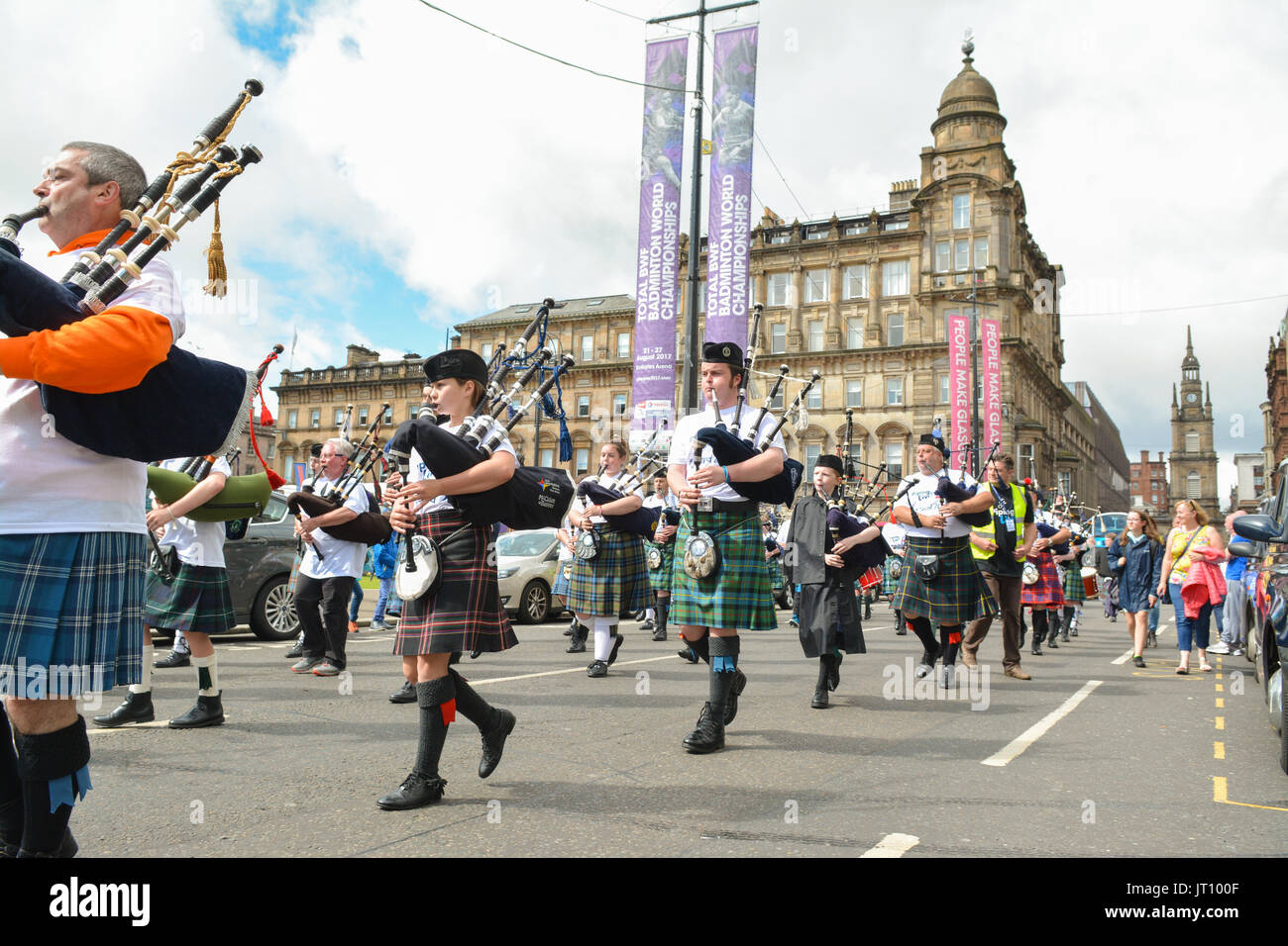 George Square, Glasgow, Ecosse, Royaume-Uni. 7e août, 2017 En direct de la tuyauterie ! - Le Festival International du Glasgow a commencé aujourd'hui un jour de très fortes averses. La tuyauterie en direct ! Big Band (vu ici) formé de pipers et concurrents internationaux ont défilé dans le centre-ville afin de recueillir des fonds pour le Children's Hospital de Glasgow la charité. Pipe Bands de partout dans le monde sera sur scène et à la compétition de la semaine sac long festival du tuyau de la perspective de la Coupe du monde de Pipe Band Championships a également tenu à Glasgow le 11 et 12 août Crédit : Kay Roxby/Alamy Live News Banque D'Images