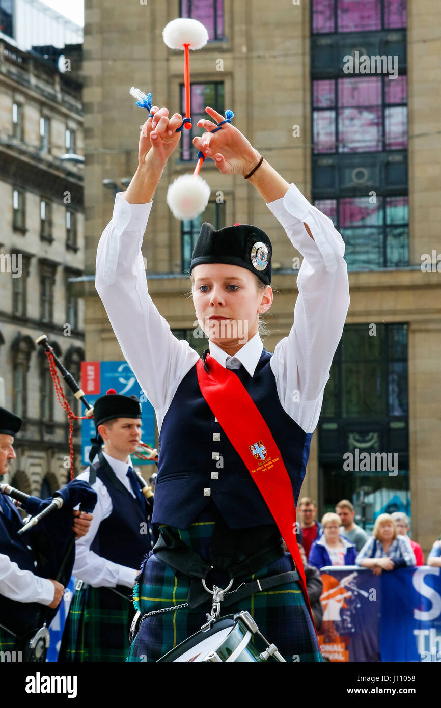 Glasgow, Ecosse, Royaume-Uni. 7e août, 2017. Tuyauterie 'Live', Glasgow International du 14e Festival, pensé pour être le plus grand et le plus prestigieux concours de Piiping dans le monde, a commencé par une marche à travers le centre ville par les représentants de plusieurs des bandes concernées afin de recueillir des fonds pour la charité de l'Hôpital pour enfants de Glasgow. Tuyauterie 'live' est prévue pour attirer plus de 40 000 spectateurs à regarder plus de 150 événements dans plus de 7 jours, et le premier groupe à effectuer à George Square a été l'École de Sylvestre de Albury Australie. Credit : Findlay/Alamy Live News Banque D'Images