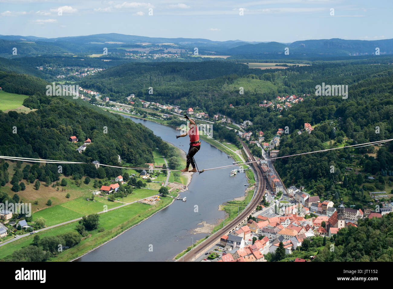 Konigstein, Allemagne. Le 05 août, 2017. Les slackliner de Leipzig, Peter Luetzgendorf est, marcher le long de la nouvelle 65 mètres de long, 240 highline mètres au-dessus du sol à l'extérieur, les murs de la forteresse de l'Kongistein forteresse pendant la "Festung Aktiv' outdoor sports festival à Konigstein, Allemagne, 05 août 2017. Le festival offre aux visiteurs des ateliers, des spectacles et des présentations liées aux sports actifs. Photo : Arno Burgi/dpa-Zentralbild/dpa/Alamy Live News Banque D'Images