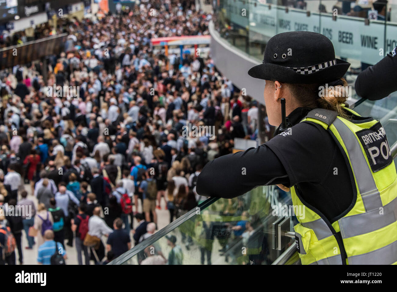 Londres, Royaume-Uni. 07Th Aug, 2017. La police des transports montre de la foule comme Mezzanine atteindre un pic dans le grand hall après 6 heures - dix plates-formes sont fermées à la gare de Waterloo pour tout le mois d'août pour une mise à niveau de plates-formes. Crédit : Guy Bell/Alamy Live News Banque D'Images