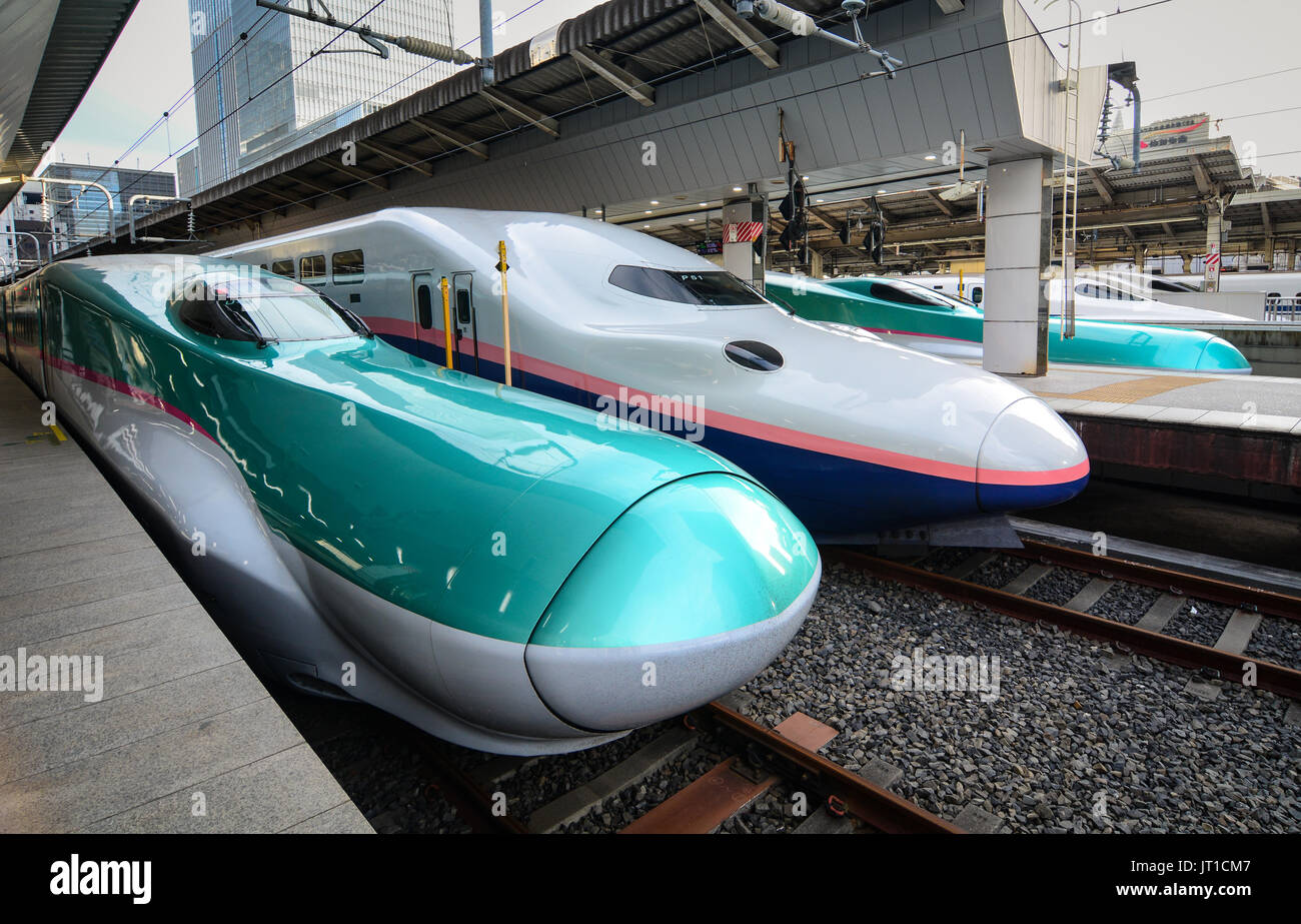 Tokyo, Japon - Jan 2, 2016. Les trains Shinkansen sur la piste à Tokyo, Japon. Le Shinkansen est un réseau de lignes ferroviaires à grande vitesse au Japon exploité Banque D'Images