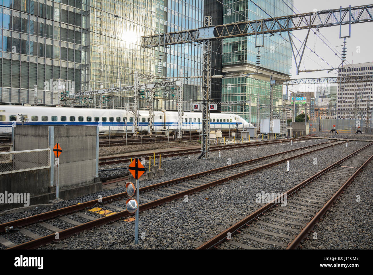 Tokyo, Japon - Jan 2, 2016. Vue de la gare Shinkansen de Tokyo, Japon. Le Shinkansen est un réseau de lignes ferroviaires à grande vitesse au Japon exploité par f Banque D'Images