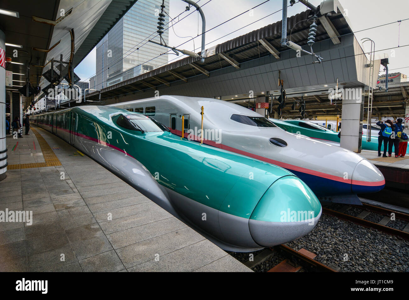 Tokyo, Japon - Jan 2, 2016. L'arrêt des trains Shinkansen à la gare de Tokyo, Japon. Le Shinkansen est un réseau de lignes ferroviaires à grande vitesse en Banque D'Images