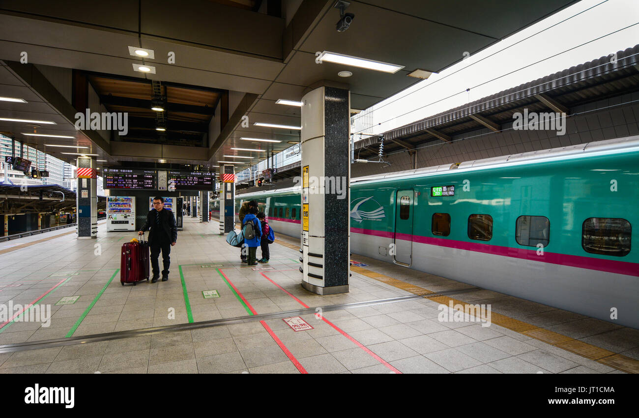 Tokyo, Japon - Jan 2, 2016. Les gens qui attendent à la gare Shinkansen de Tokyo, Japon. Le Shinkansen est un réseau de lignes ferroviaires à grande vitesse au Japon ope Banque D'Images