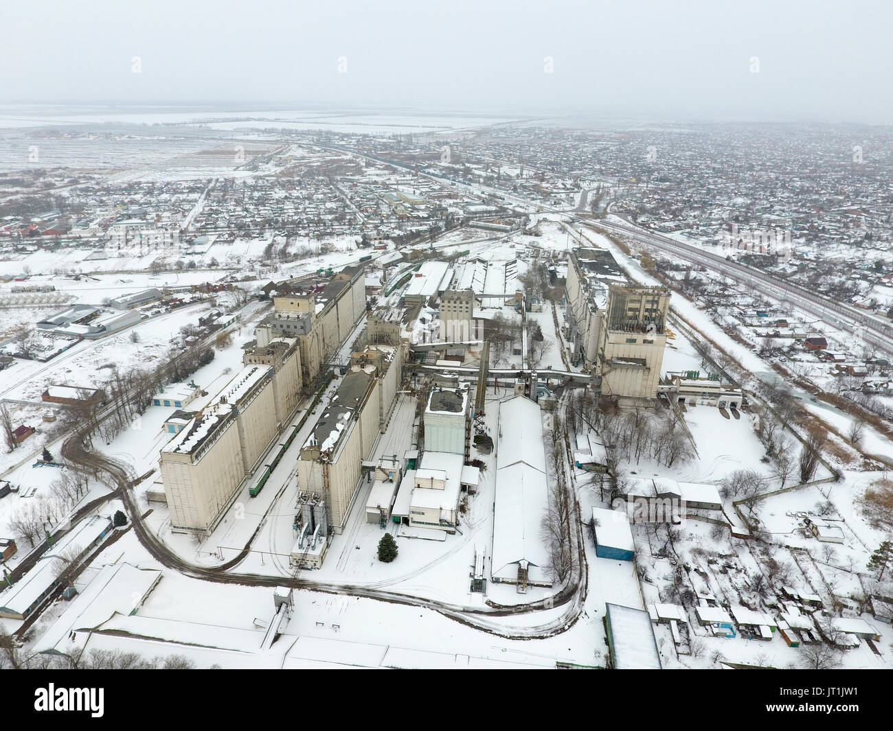 Saupoudrée de l'élévateur de grains de neige. Vue d'hiver de l'ascenseur. Vue d'hiver à partir de la vue plongeante sur le village. Les rues sont couvrir Banque D'Images