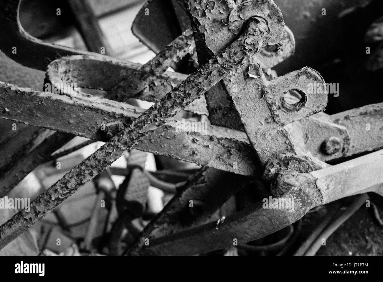 Un gros plan des leviers sur un vieux tracteur antique, à partir du début des années 1950, montrant la texture rugueuse de l'altération et la rouille. Banque D'Images