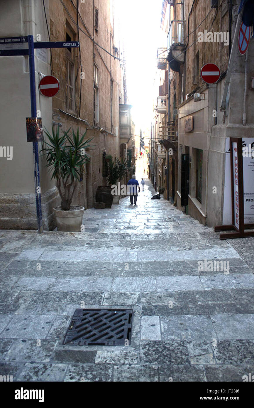 Strait Street, Valletta, Malte : plus célèbre/rue infâme ; aka l'intestin ; sommet de la vie nocturne pour uk & usa militaires de 19e - milieu du 20e siècle. Banque D'Images