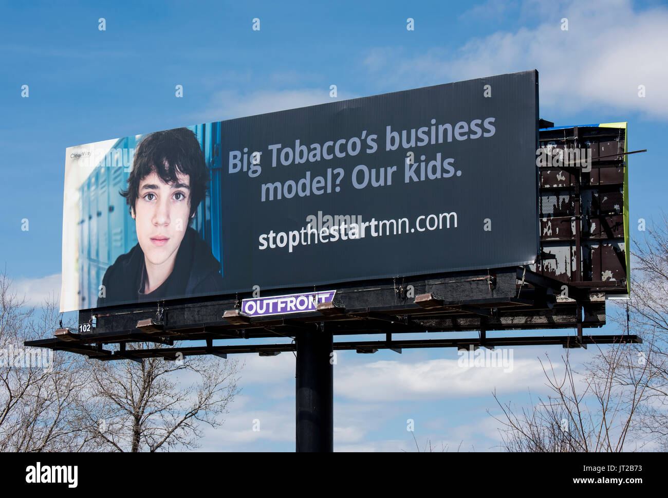 Oakdale, Minnesota. Signe anti-tabac. En raison de l'industrie, l'utilisation des médias sociaux, des bons concerts, promotions et autres tactiques visant les jeunes Banque D'Images