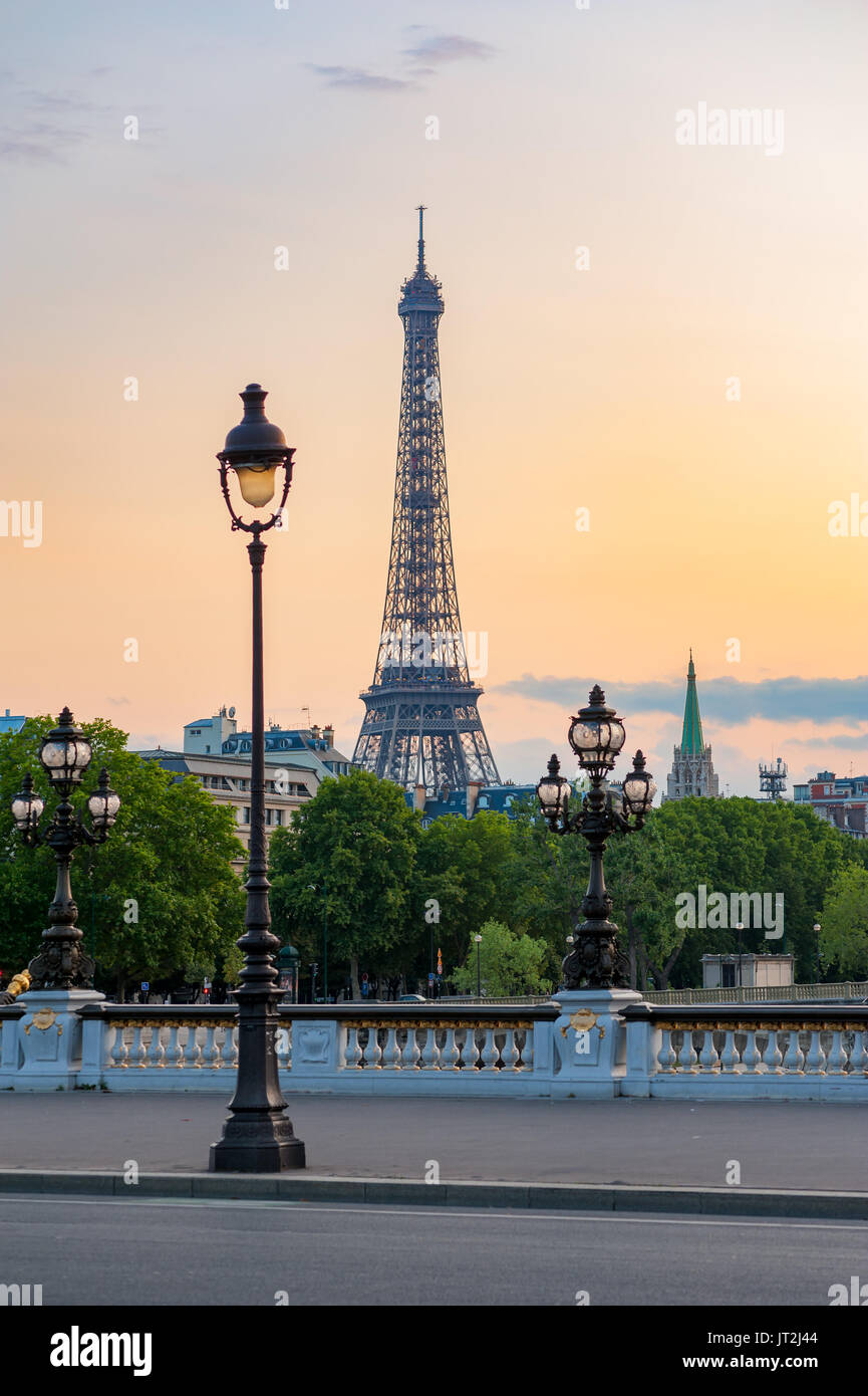 Paris Tour Eiffel et lampadaire avec orange sky Banque D'Images