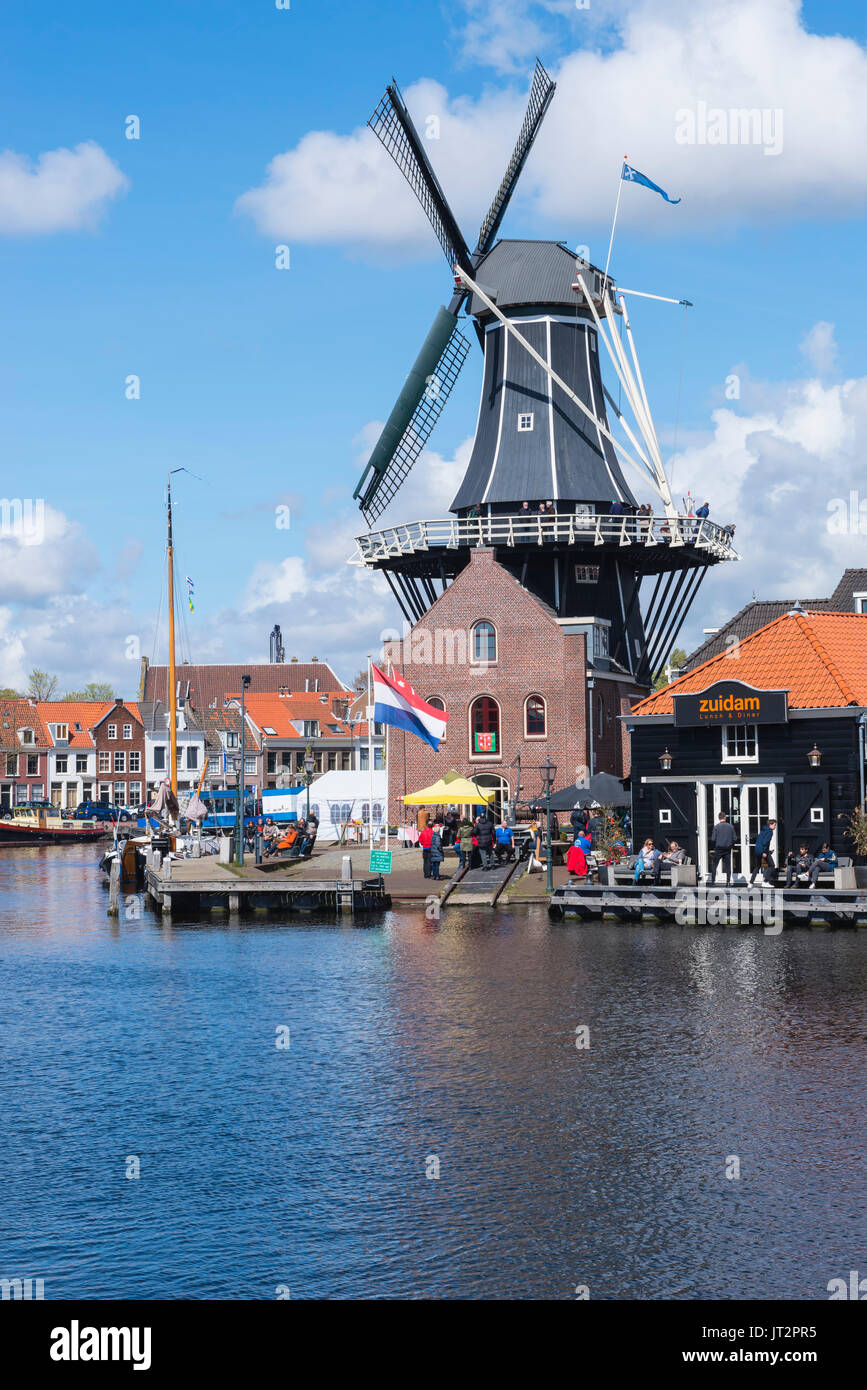 Adriaan De moulin le long de la rivière Spaarne, Haarlem, Hollande du Nord, Pays-Bas Banque D'Images