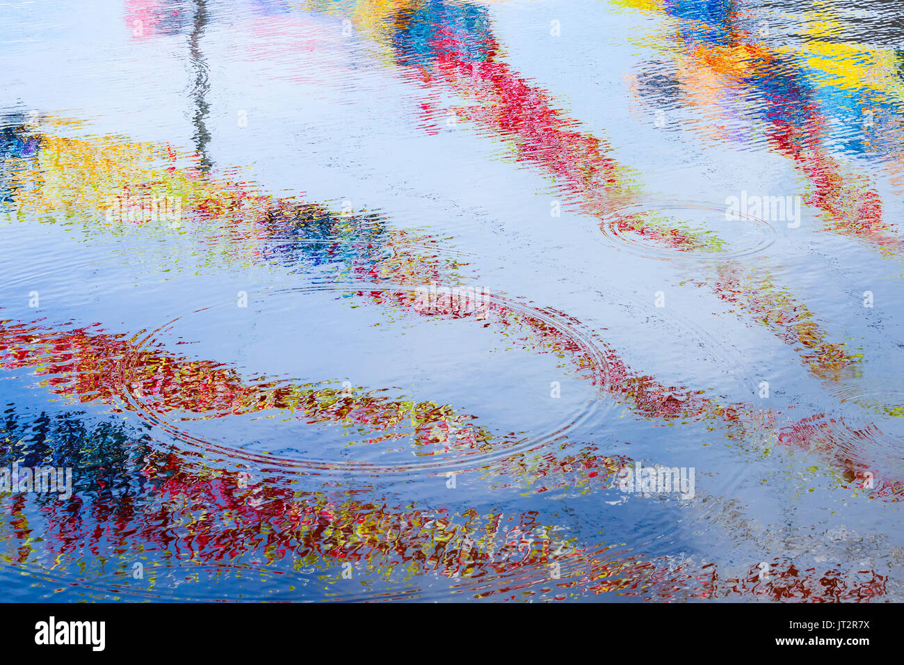 Rayures colorées réflexions, ondulation surface de l'eau. Résumé Contexte photo Banque D'Images