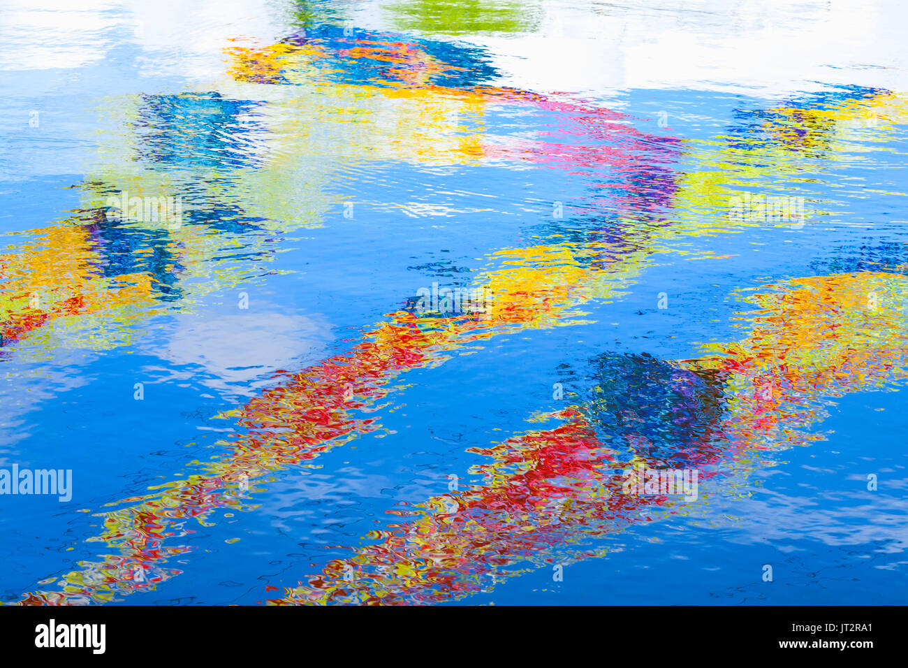 Réflexions colorées sur la surface de l'eau en cascade. Résumé Contexte photo Banque D'Images