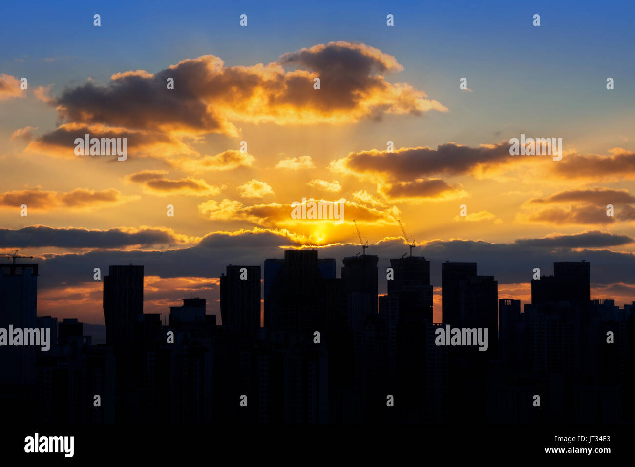 Silhouettes du bâtiment d'une ville et le coucher du soleil. Banque D'Images