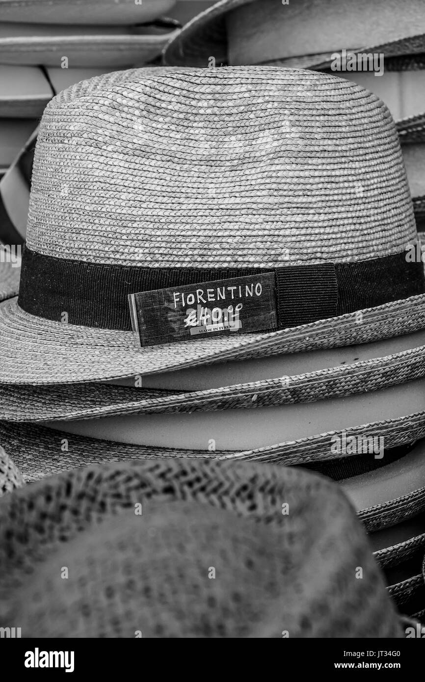 Fiorentino chapeaux en vente au marché de rue en Verona - VÉRONE, ITALIE - 30 JUIN 2016 Banque D'Images