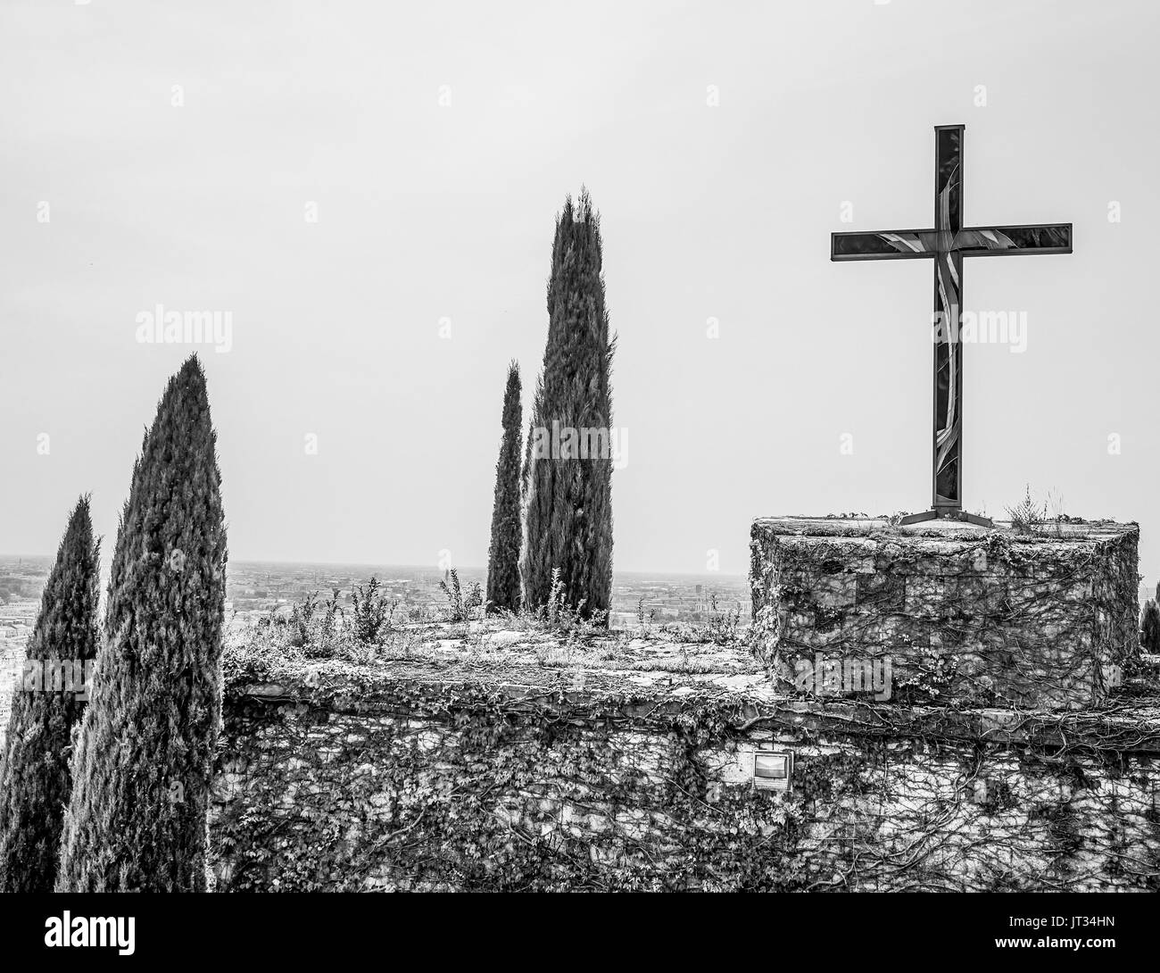 Grand crucifix sur le sommet d'une colline à Vérone Italie - VÉRONE, ITALIE - 30 JUIN 2016 Banque D'Images