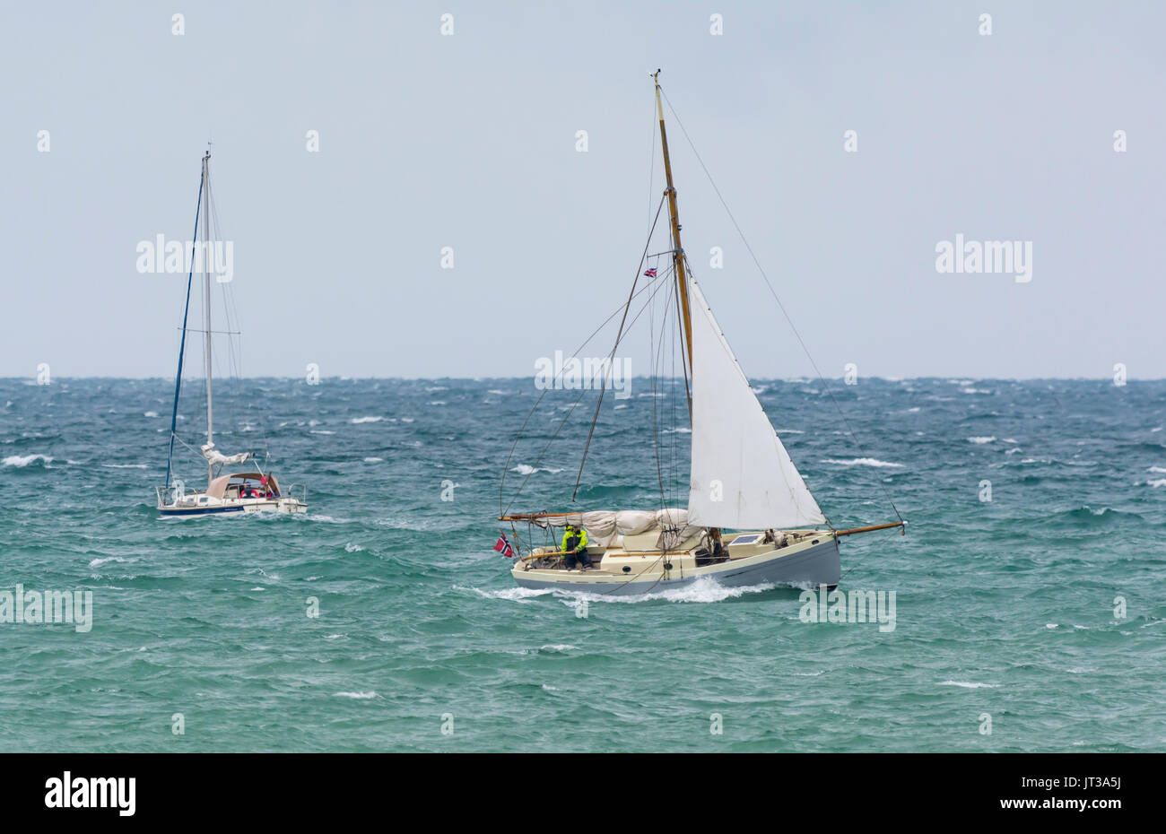 Yachts en mer par un jour de vent. Les petits bateaux à voile sur la mer agitée par un jour de vent. Banque D'Images