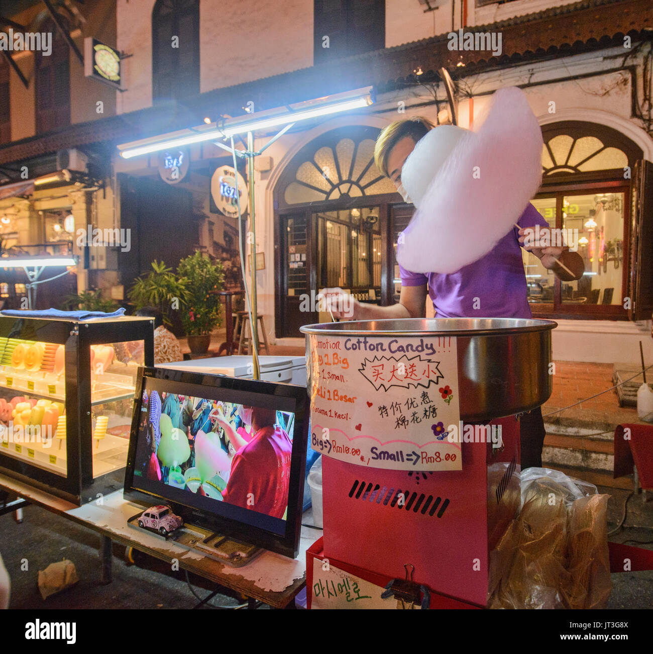 Spinning Cotton Candy sur la rue Jonker, Malacca, Malaisie Banque D'Images