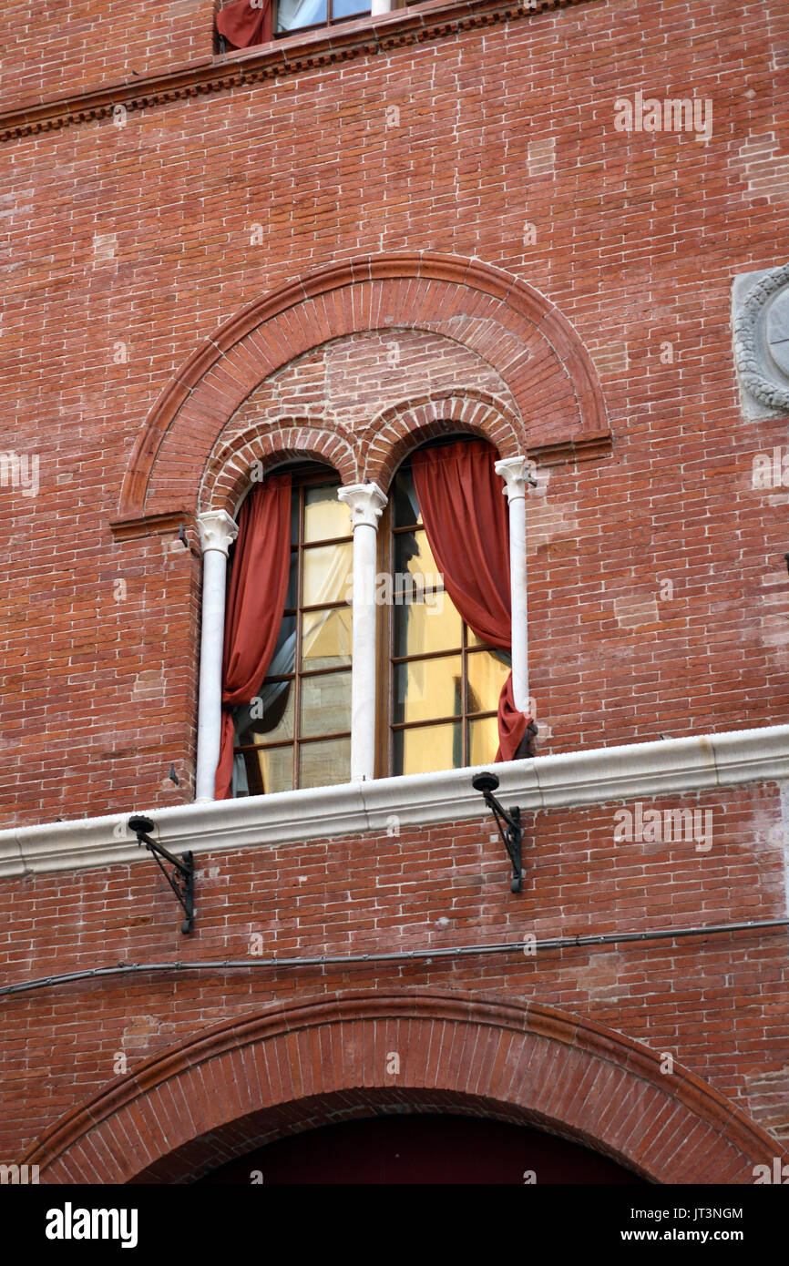 Beau millésime fenêtre avec store vénitien rouge brique sur wal Banque D'Images