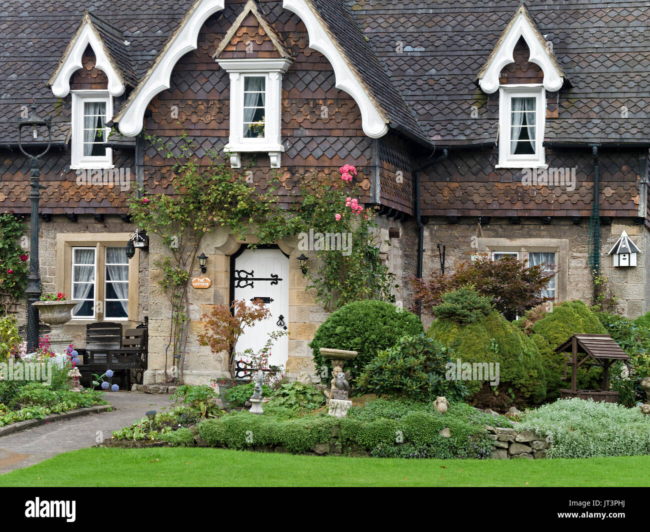 Le gîte, maison en pierres avec un toit en tuiles d'argile en forme et avant, Ilam, Derbyshire, Angleterre, RU Banque D'Images