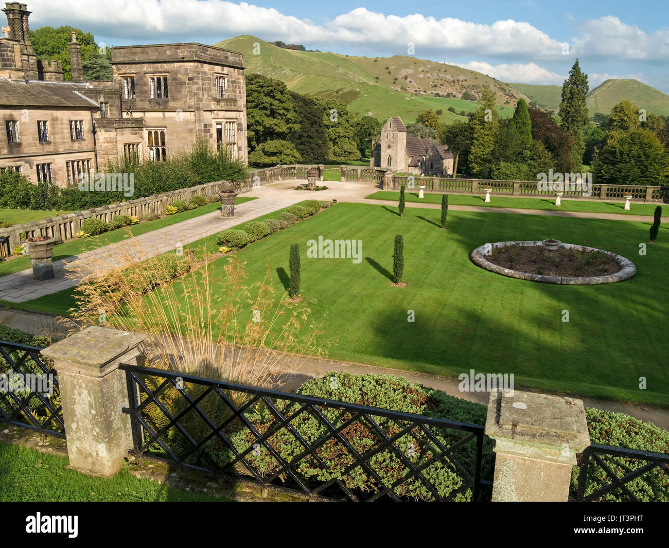 Jardin avec pelouse formelle à ilam hall, Ilam, Derbyshire, Angleterre, RU Banque D'Images