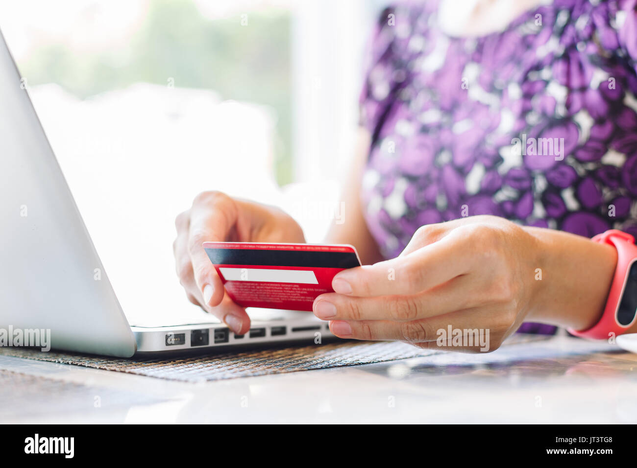 Woman with laptop and credit card dans le café. Banque D'Images