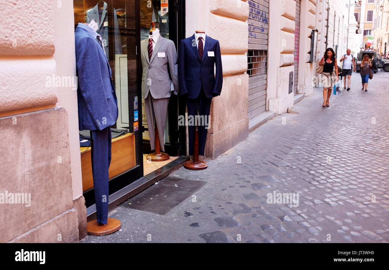 Rome Italie Juillet 2017 - Mens costumes italiens sur l'affichage à l'extérieur store photographie prise par Simon Dack Banque D'Images