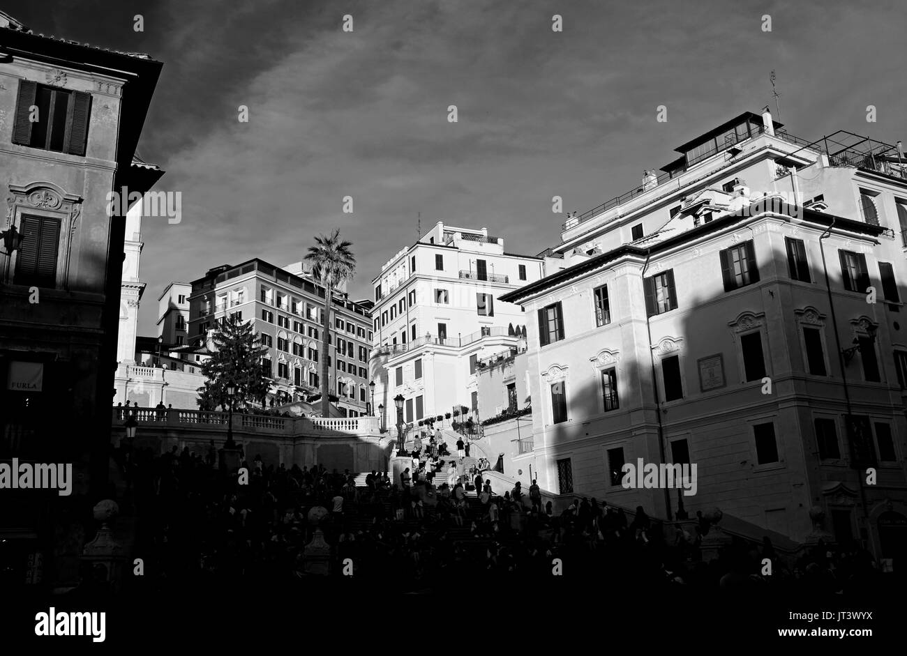 Rome Italie Juillet 2017 - La célèbre Place d'Espagne et Piazza di Spagna dans le district de Tridente photographie prise par Simon Dack Banque D'Images