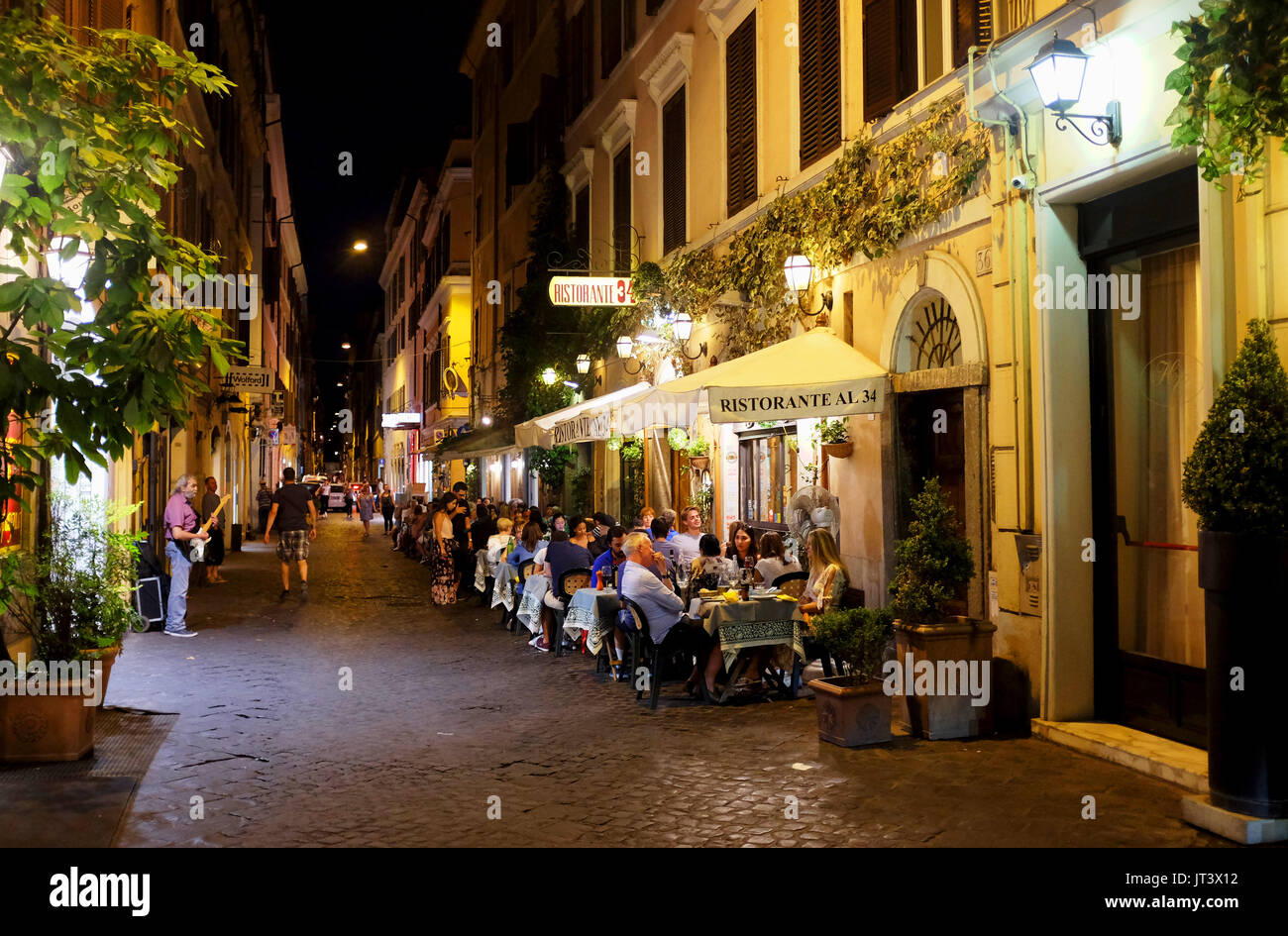 Rome Italie - Eating out dans l'un des nombreux Rues étroites dans le quartier Tridente Banque D'Images